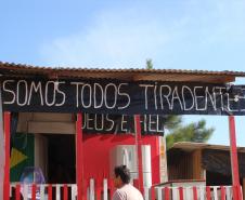 Cerca de 800 pessoas vivem no local.