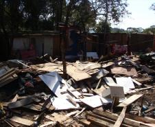 Barracos que foram desmanchados. Justiça havia determinado a retirada dos moradores, mas a decisão foi suspensa.