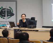 A palestra “Inovações em matéria recursal no NCPC”, conduzida pelo advogado Sandro Kozikoski, doutor em Direito Processual Civil pela UFPR, marcou o fim do I Ciclo de Palestras da DPPR.