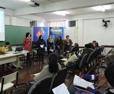 Estudantes de Serviço Social apresentam trabalho acadêmico que resultou em um folder informativo sobre a atuação da Defensoria Pública.