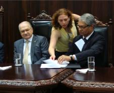 O defensor público-geral do Estado, Sérgio Parigot de Souza, assina o Termo de Cooperação e Parâmetros/Procedimentos referentes à implantação do depoimento especial de crianças e adolescentes vítimas de violência.