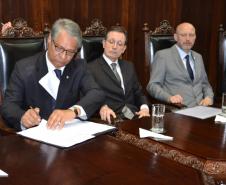 O defensor público-geral do Estado, Sérgio Parigot de Souza (à esquerda na foto), assinou o termo de cooperação que implanta o novo sistema de escuta infantil, simultaneamente, em todo o Estado do Paraná.