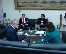 Em primeiro plano, o diretor-geral brasileiro da Itaipu Binacional, Jorge Samek, e a presidente da Associação Brasileira de Magistrados, Promotores de Justiça e Defensores Públicos da Infância e da Juventude (ABMP), Hélia Maria Barbosa. Em segundo plano, o defensor público-geral do Estado em exercício, Osni Batista Padilha e a defensora pública Josiane Lupion.