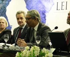 O defensor público-geral do Paraná, Sérgio Parigot de Souza (ao centro da foto), integrou a mesa do encontro no primeiro dia. Ele destacou o avanço que a Lei Maria da Penha representou para as vítimas.