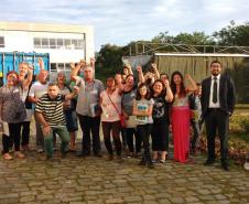 Os alunos do curso, moradores do Jardim Social, com o defensor público Wisley dos Santos.