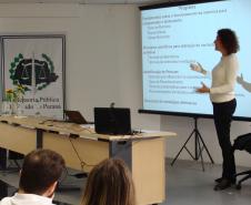 O curso foi ministrado pela professora Lilian Milnitsky Stein, que conversou com defensores públicos, servidores e estagiários sobre a memória e o uso de técnicas científicas no depoimento de vítimas e reconhecimento de suspeitos de crimes.