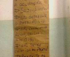 Cartaz afixado na Escola Estadual Alberto Gomes da Veiga, em Paranaguá