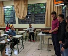 Os defensores públicos Lucas de Castro Campos, Tiago Bertão de Moraes e Samylla Julião visitam escola em Cascavel.