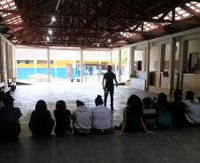 O defensor público Evandro Rocha Satiro conversou com estudantes de escolas em Guaratuba.