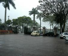 Uma forte chuva caiu sobre a cidade na manhã de domingo, segundo dia do evento.