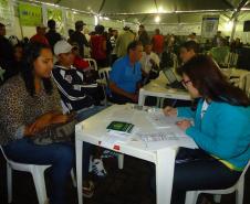 A assistente social Rosana Trauczynski faz o primeiro atendimento ao público que procura a Defensoria do Estado.
