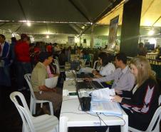 A juíza Marina Martins Bardou Zunino (de blusa preta) também esteve presente no Mutirão da Cidadania em Ibiporã. A presença do Judiciário torna os atendimentos mais completos, já que as ações são solucionadas prontamente.