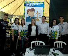 O técnico judiciário Rafael Martire Santana, as assessoras jurídicas da DPPR Elaine Oshima e Kátia Brünning, a juíza Marina Martins Bardou Zunino, o defensor público da União Felipe Belache Kugler, a assistente social da DPPR Rosana Trauczynski e o técnico judiciário Carlos Canuto Machado.