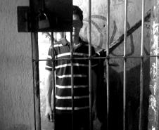 A ação solicita, entre outras coisas, que os adolescentes que já estavam nesses locais fossem transferidos imediatamente para unidade socioeducativa destinada à internação provisória.