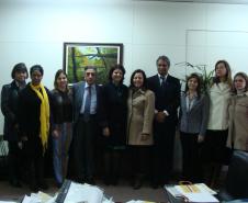 A partir da esquerda: a defensora pública Regina Yurico Takahashi, a ouvidora da DPPR, Maria de Lourdes de Souza, e os(as) defensores(as): Yara Flores Lopes Stroppa, Osni Batista Padilha, Josiane Fruet Bettini Lupion, Maria Goretti Basilio, Sérgio Parigot de Souza, Vania Maria Forlin, Tania Regina Demeterco e Suzete de Fatima Branco Guerra.