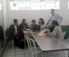 Da esquerda para a direita: defensores públicos Ricardo Menezes da Silva e Olenka Lins e Silva Martins Rocha, a juíza Vanessa Machi, a desembargadora Joeci Camargo, coordenadora do Programa Justiça No Bairro, e o promotor de Justiça Régis Sartori.