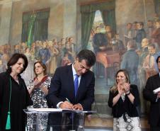 O governador Beto Richa dá posse à defensora pública-geral do Estado, Josiane Fruet Bettini Lupion.