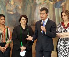 O governador Beto Richa dá posse à defensora pública-geral do Estado, Josiane Fruet Bettini Lupion e nomeia 87 defensores públicos. Na foto, a ouvidora da DPPR, Maria de Lourdes "Santa" de Souza, a defensora-geral do Estado, Josiane Fruet Bettini Lupion, o governador Beto Richa e a secretária da Justiça, Cidadania e Direitos Humanos, Maria Tereza Uille Gomes.