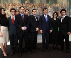 O governador Beto Richa, a defensora pública-geral do Estado, Josiane Fruet Bettini Lupion e alguns dos novos defensores nomeados nesta terça-feira (15/10). 