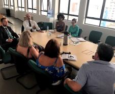 O coordenador do CAM, Marcelo Diniz, na ponta da mesa, se reuniu com assistentes sociais e psicólogos da Defensoria Pública e com representantes dos Conselhos Tutelares de Curitiba.