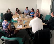 O coordenador do CAM, Marcelo Diniz, na ponta da mesa, se reuniu com assistentes sociais e psicólogos da Defensoria Pública e com representantes dos Conselhos Tutelares de Curitiba.