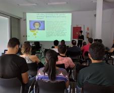 A bióloga Naomi Neri durante palestra na Defensoria Pública em Maringá.