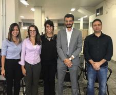 As defensoras públicas Adriana Shinmi e Cecilia Ferreira, a bióloga Naomi Neri e os defensores públicos Bruno Müller Silva e Gilson Duarte de Oliveira na sede da DPPR em Maringá.