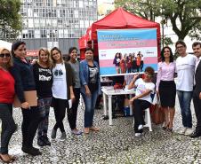 Integrantes da Defensoria Pública e do Transgrupo Marcela Prado durante evento na Rui Barbosa.