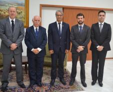 O desembargador Fernando Wolff Bodziak, o presidente do TJ-PR, desembargador Paulo Roberto Vasconcelos, o defensor público-geral do Estado, Sérgio Parigot de Souza, o subdefensor público-geral, Dezidério Machado Lima, e o juiz auxiliar Fábio Ribeiro Brandão.