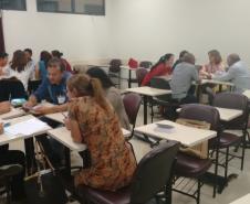 As equipes técnicas do Escritório Regional e do Centro de Atendimento Multidisciplinar da Defensoria Pública desenvolvem oficinas no período vespertino, para discussão, reflexão e fixação dos conteúdos apresentados na parte da manhã.
