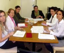 A assistente social Tamires de Oliveira (primeira à esquerda no foto) e a defensora pública Camille Vieira (primeira à direita) integraram a comitiva que se reuniu com a direção da penitenciária feminina, palco de uma rebelião na semana passada.
