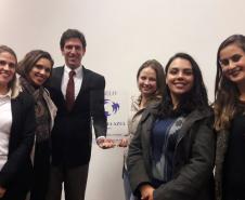 Participaram da solenidade de entrega do selo os defensores públicos Ana Paula Costa Gamero, Júlio Cesar Duailibe Salem Filho e Mônia Regina Damião Serafim, a psicóloga Patrícia Regina Oldbermann Duda e as assistentes sociais Ana Leticia de França e Evelyn Paula Soares Matioski de Lima. 
