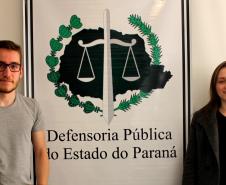 Natália e Murilo fazem o atendimento ao público, produzem peças processuais em diversas áreas e ainda estagiam na Escola da Defensoria Pública do Estado do Paraná. 