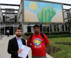 O defensor público Bruno Passadore e Norley Anderson Maia, do Movimento Nacional da População em Situação de Rua: recomendações administrativas foram protocoladas na sede da Prefeitura de Curitiba na última sexta-feira (18).