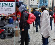 Além da orientação jurídica, houve ainda a distribuição de lanches e a prestação de outros serviços à população de rua de Curitiba. 