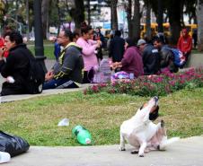 Evento na Praça Rui Barbosa, no Centro de Curitiba, reuniu a população em situação de rua.