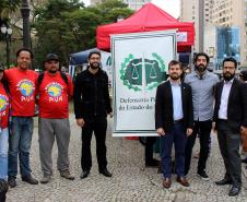 Em uma tenda montada na Praça Rui Barbosa, no Centro de Curitiba, os defensores públicos Bruno Passadore, Dezidério Lima, Guilherme Dáquer Filho, Fernando Redede Rodrigues e Vitor Tavares de Oliveira prestaram orientação jurídica gratuita à população em situação de rua. O subcorregedor público-geral do Estado, Antonio Vitor Barbosa de Almeida, e a psicóloga Nayanne Costa Freire também prestigiaram o evento.