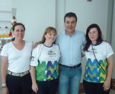 As assessoras jurídicas da DPPR Karin Hasse e Kátia Brüning, o governador Beto Richa e a assistente social Rosana Trauczinsky.