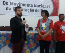 O defensor público Bruno Passadore recebe o prêmio "Povo da Rua".