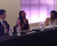 Na mesa temática, o promotor de Justiça Paulo Tavares, a assessora da Defensoria Pública de Cianorte, Sara de Jesus Araujo e a advogada Maria Lucilda Santos.