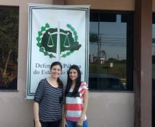 A assessora jurídica Fernanda dos Santos Paim (à esquerda), que supervisiona o serviço da voluntária Barbara Martini na sede da DPPR em Guarapuava, explica que as responsabilidades dos voluntários não diferem das exercidas pelos estagiários. 