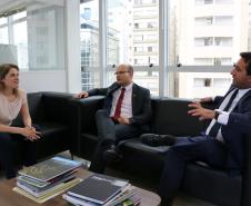 O defensor público-geral Eduardo Abraão aproveitando a reunião mensal do CONDEGE que aconteceu em Florianópolis, na última sexta-feira (17), fez visita à sede da Defensoria Pública do Estado de Santa Catarina. 