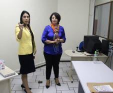 A secretária de Assistência Social, Família e Relações com a Comunidade de Foz do Iguaçu, Claudia Pereira, e a defensora pública-geral do Paraná, Josiane Fruet Bettini Lupion, em visita à sede da DPPR no ano passado.