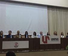 Mesa de abertura do I Encontro de Atendimento ao Autor da Violência contra a Mulher. A partir da esquerda: Grazielle Ganhão (2°) e Pietra Carolina Previate (5°).