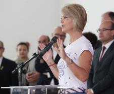 A secretária de Estado da Família e Desenvolvimento Social, Fernanda Richa. Ao fundo, o defensor público-geral, Eduardo Abraão.
(Foto: site Agência de Notícias do Paraná)