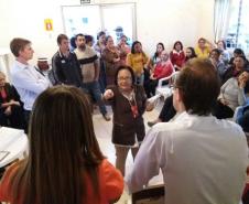 na foto estão: a coordenadora do Núcleo Itinerante das Questões Fundiárias e Urbanísticas (NUFURB), Olenka Lins e Silva, o promotor das Comunidades do Ministério Público, Régis Rogério Sartori e os moradores do condomínio, participantes da reunião.