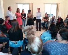 A coordenadora do Núcleo Itinerante das Questões Fundiárias e Urbanísticas (NUFURB), Olenka Lins e Silva, e o promotor das Comunidades do MP, Régis Rogério Sartori, acompanharam uma assembleia de condomínio no Conjunto Residencial Buriti, no bairro Ganchinho, em Curitiba. 