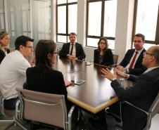 Na foto estão: O defensor público-geral, Eduardo Abraão, o subdefensor público-geral, Matheus Munhoz,  a presidente Lívia Martins Salomão Brodbeck e Silva; o vice-presidente, Ricardo Milbrath Padoim; o diretor Jurídico, Tiago Bertão de Moraes; a diretora de Relações Institucionais e Comunicação, Mariela Moni Tozetto; a diretora de Assuntos Legislativos, Natália Marcondes Stephane.
