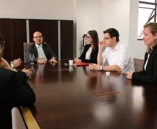 O defensor público-geral, Eduardo Abraão e o subdefensor público-geral, Matheus Munhoz, receberam nesta sexta-feira (01) a nova diretoria da Associação dos Defensores Públicos do Paraná (ADEPAR), eleita para o biênio 2017/2019.