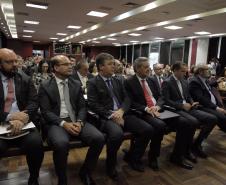 o defensor público-geral, Eduardo Abraão, antes de subir à mesa de abertura.